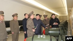 북한은 김정은 국무위원장이 600㎜ 초대형방사포와 순항미사일 화살-1형·화살-2형, 단거리탄도미사일 화성-11형 등에 탑재 가능한 전술 핵탄두 ‘화산-31’을 살펴봤다며 사진을 공개했다.