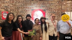 来自香港与中国大陆的政治艺术家在英国伦敦展开名为“被北京禁止”的展览 (美国之音/郑乐捷)