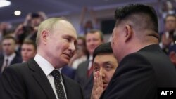 Rais wa Russia Vladimir Putin akiwa na mwenyeji wake kiongozi wa Korea Kaskazini Kim Jong Un, mjini Pyongyang. Jumatano Juni 19, 2024.