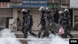 FILE - Police in riot gear move along a street in Dakar, Senegal, June 2, 2023, during protests triggered by the sentencing of opposition leader Ousmane Sonko to two years in prison. (Annika Hammerschlag/VOA)