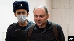 ARCHIVO - El activista de la oposición rusa Vladimir Kara-Murza es escoltado a una audiencia en un tribunal en Moscú, Rusia, el 8 de febrero de 2023.
