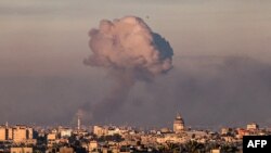 El humo se eleva tras un ataque israelí contra Khan Yunis, en el sur de la franja de Gaza, el 16 de noviembre de 2023.