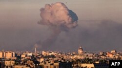 Dim se diže nakon izraelskog napada na Kan Junis u južnom pojasu Gaze 16. novembra 2023.