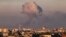 Dim se diže nakon izraelskog napada na Kan Junis u južnom pojasu Gaze 16. novembra 2023.