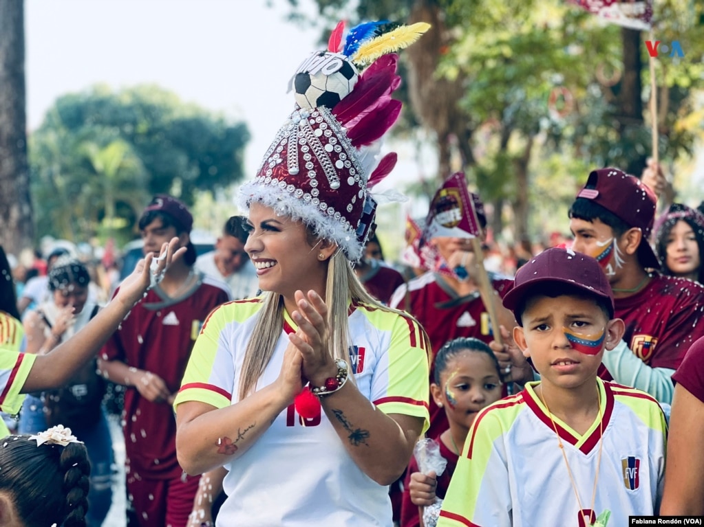Familias vestidas con el uniforme de la selección de fútbol venezolana también se pudieron ver este día de carnaval.