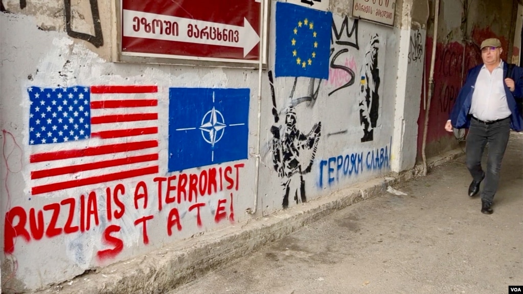 Grafiti antirruso y pro Unión Europea se observa en una calle de Tiflis, la capital de Georgia.