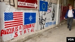 Grafiti antirruso y pro Unión Europea se observa en una calle de Tiflis, la capital de Georgia.