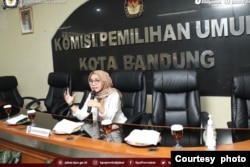 Direktur Democracy and Electoral Partnership (DEEP) Indonesia Neni Nur Hayati ketika menjadi pembicara di KPU Bandung. (dok. pribadi)