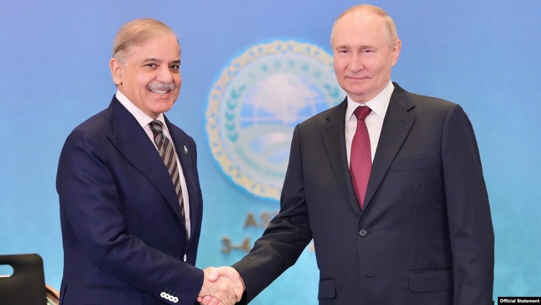 د پاکستان وزيراعظم شهباز شريف د روس د صدر ولادي مير پيوټن سره د چهارشنبې په ورځ د شنګهاي همکارو سازمان په روانه غونډه کې ليدلي