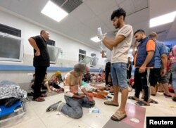 Sejumlah orang Palestina yang terluka setelah rombongan ambulans diserang, sedang mendapat perawatan di Rumah Sakit Shifa di Gaza City, Jumat, 3 November 2023. (Foto: Mohammed Al-Masri/Reuters)