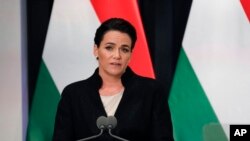 FILE - Presiden Houngaria Katalin Novàk menyampaikan pidato pada pertemuan Paus Fransiskus dengan pihak berwenang, masyarakat sipil, dan korps diplomatik di bekas Biara Karmelit di Budapest, Hungaria, Jumat, 28 April 2023. (AP/Andrew Medichini, Pool)