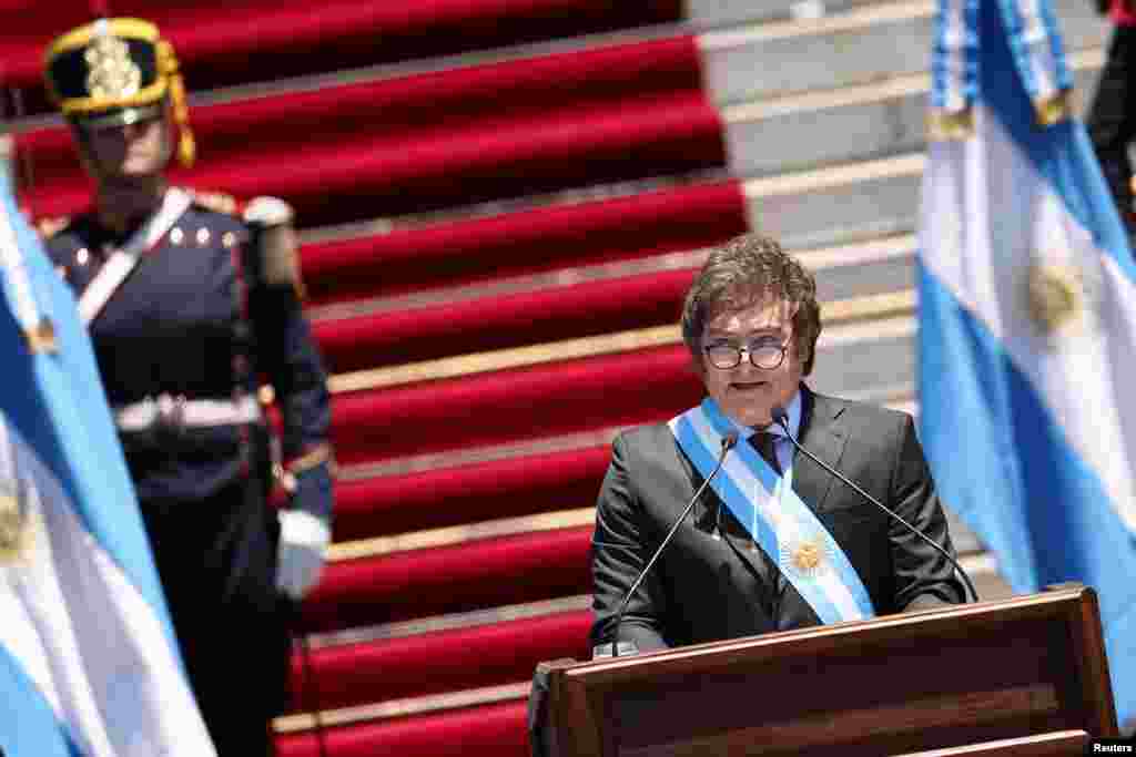 Durante su discurso, el economista y excomentarista de televisión, señaló a los gobiernos anteriores de dejar el país en &quot;ruinas&quot;. Milei reemplaza en el cargo al centroizquierdista Alberto Fernández.&nbsp;