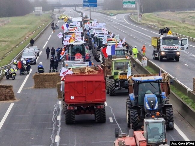 Paris’in güneyindeki Jossigny kenti kırsalında, A4 otoyolunu trafiğe kapatan Val de Marne ilinden gelen çiftçilere, öğle saatlerinde 200 kilometre uzaktaki Aisne bölgesinden gelen 100 traktör katıldı.