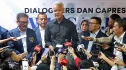 Calon presiden nomor urut tiga, Ganjar Pranowo menjawab pertanyaan dari wartawan di Gedung Persatuan Wartawan Indonesia (PWI) pada Kamis (30/11) di Jakarta. (VOA/Indra Yoga)