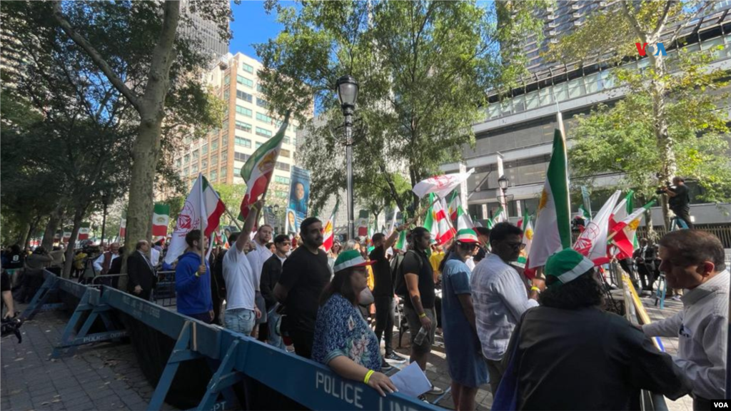 Activistas iraníes protestan contra el gobierno del país persa en una plaza en las afueras de la sede de la ONU en Nueva York, el 19 de septiembre de 2023.