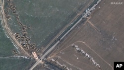 Satelitska slika Maxar Technologies prikazuje utvrde "zmajeve" u Medvedivki, Krim, 11. februara 2023.
