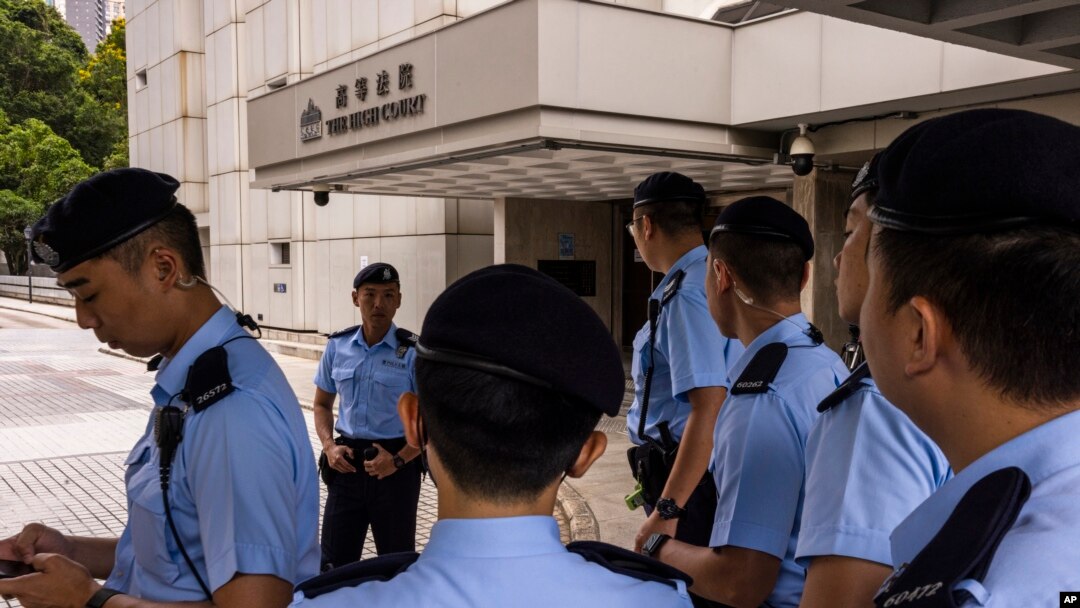 香港警察在高等法院外站岗，该法院将就反送中运动中的抗议歌曲“愿光荣归香港”是否违反国安法并需要被禁止作出裁决。（2023年7月21日)