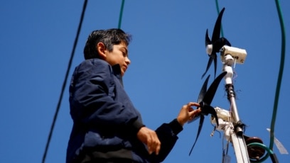 Teenage ‘Newton’ Builds Electric Device to Light Gaza Tent