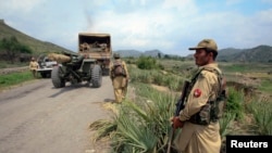 资料照片：巴基斯坦军方在向靠近阿富汗边境的一个军事基地运送弹药。(2011年7月10日）