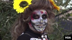 อิสมาเอล รามิเรซ อูร์ตาโด แต่งชุดและแต่งหน้าเป็น La Catrina ซึ่งเป็นเทพีแห่งความตาย อันเป็นสัญลักษณ์ของเทศกาล “วันแห่งความตาย”