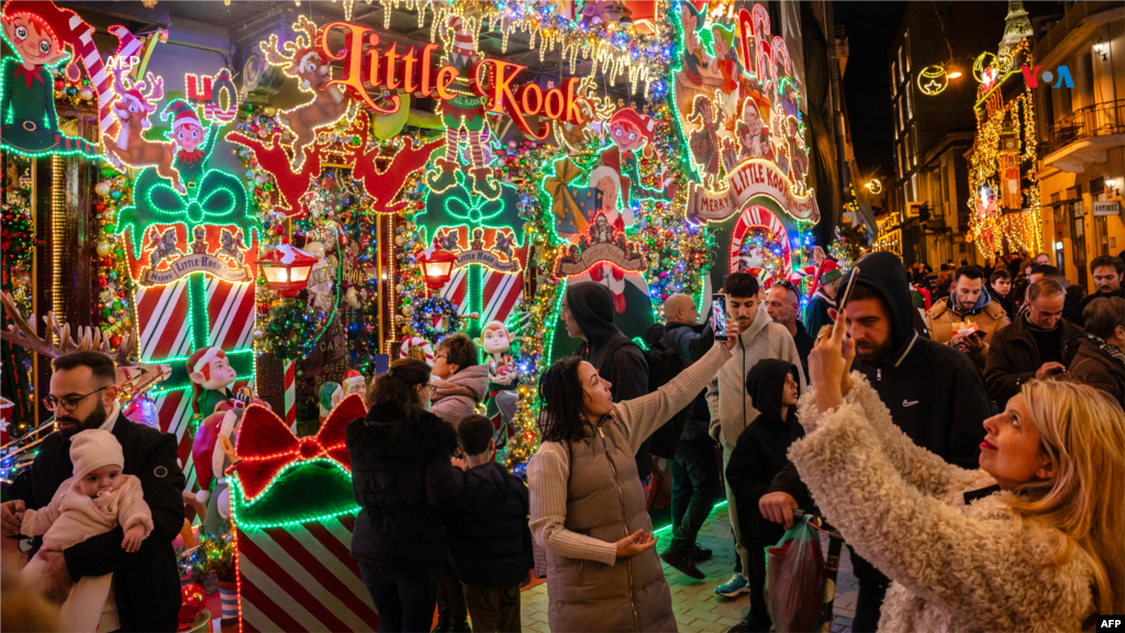 Desde Grecia: Residentes toman fotografías de un café decorado para Navidad en Atenas.