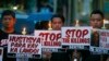 FILE - Para pengunjuk rasa memegang plakat sambil menyalakan lilin dalam protes menentang "pembunuhan di luar hukum" terhadap kampanye "Perang Antinarkoba" oleh Presiden Rodrigo Duterte di pinggiran kota Quezon, timur laut Manila, Filipina 8 Oktober 2016 (foto: dok). 