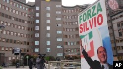 Sebuah spanduk bertuliskan "Forza Silvio" (Go Silvio) di depan rumah sakit San Raffaele, di Milan, Italia, Jumat, 7 April 2023. Mantan Perdana Menteri Silvio Berlusconi dirawat di rumah sakit Rabu karena masalah pernapasan, lapor media Italia. (AP/Antonio Calanni)