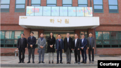 줄리 터너(왼쪽 네번째) 미 국무부 북한인권특사가 지난 16일 한국 통일부 하나원을 방문하고 있다. (자료사진=한국 통일부)