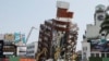 ထိုင်ဝမ်ကျွန်း ငလျင်အတွင်း ဝှာလီယံမြို့က အထပ်မြင့်အဆောက်အဦနံရံမှာ အလုပ်သမားတွေ လိုအပ်တာတွေ လုပ်ဆောင်နေကြတာ တွေ့ရပါတယ်။ (ဧပြီ ၄၊ ၂၀၂၄)