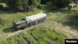 13일 레닌그라드 군사 지구의 비공개 장소에서 진행된 모의 핵탄두 운용 훈련 중 러시아 이스칸데르 미사일 발사 시스템 차량이 공개됐다.