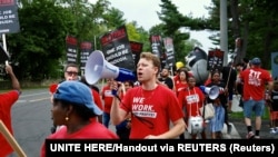 Sejumlah pekerja hotel yang tergabung dalam serikat pekerja UNITE HERE menggelar aksi protes ddi dekat Hyaat Regency di Greenwich, Connecticut, pada 1 September 2024. (Foto: UNITE HERE/Handout via Reuters)