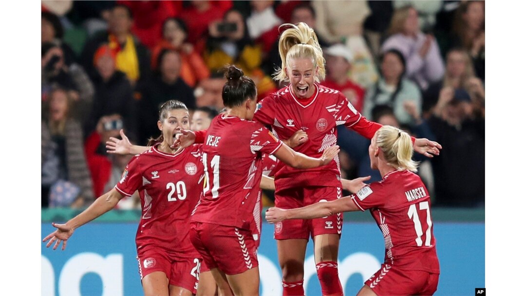 Danwaz Amalie Vangsgaard (mitan) selebre apre li finn make gol ki ranpote match ouveti Dannmark nan Gwoup D a nan Mondyal Foutbol Feminin FIFA a kont Lachin nan Perth, Ostrali, 22 Jiye, 2023.