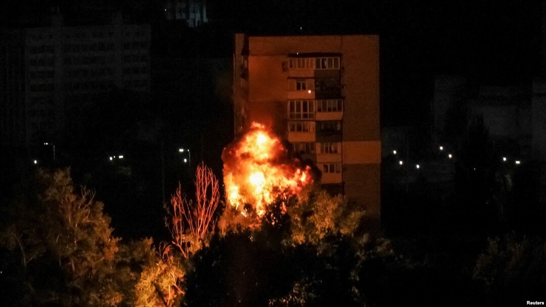 Pemandangan ledakan drone di kota selama serangan drone Rusia, di tengah serangan Rusia di Ukraina, di Kyiv, Ukraina 13 Juli 2023. (Foto: REUTERS/Gleb Garanich)