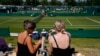 Para penonton datang menyaksikan babak kualifikasi turnamen tennis Grand Slam Wimbledon di Roehampton, London, pada 26 Juni 2024. (Foto: AP/Alberto Pezzali)