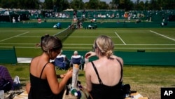 Para penonton datang menyaksikan babak kualifikasi turnamen tennis Grand Slam Wimbledon di Roehampton, London, pada 26 Juni 2024. (Foto: AP/Alberto Pezzali)