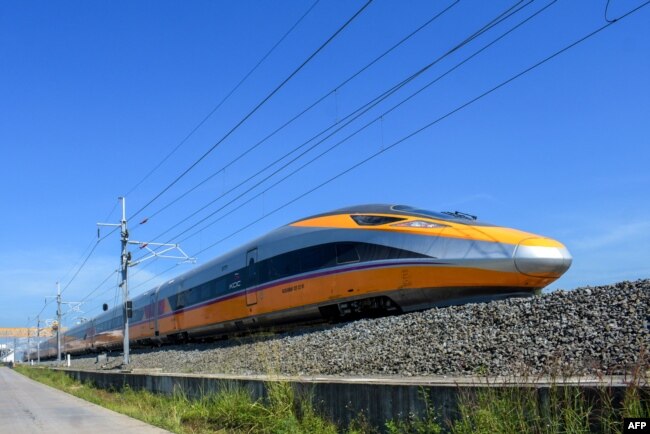 Uji coba kereta api cepat tujuan Jakarta di stasiun Tegalluar, Bandung, 22 Mei 2023. (TIMUR MATAHARI/AFP)