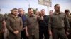 Presiden Ukraina Volodymyr Zelenskyy (kiri) mengunjungi daerah yang dilanda banjir di Kherson, Ukraina, Kamis, 8 Juni 2023. 