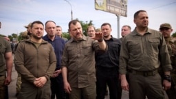 Presiden Ukraina Volodymyr Zelenskyy (kiri) mengunjungi daerah yang dilanda banjir di Kherson, Ukraina, Kamis, 8 Juni 2023. 