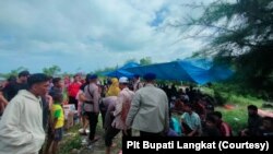 Sekitar 170 orang etnis Rohingya mendarat di perairan Kwala Besar, Kabupaten Langkat, Sumatra Utara. (Courtesy: Plt Bupati Langkat)