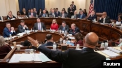 Комитет по внутренней безопасности Палаты представителей США собирается для голосования по обвинениям в импичменте против министра внутренней безопасности Алехандро Майоркаса на Капитолийском холме в Вашингтоне, 30 января 2024 года.