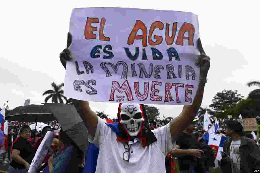 El jueves 26 de octubre, cientos de personas salieron a las calles portando consignas en contra del proyecto que le permite a la empresa operar por 20 años más, renovables por otras dos décadas.&nbsp;