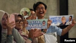 Reaksi masyarakat saat menyaksikan debat acara Humanies Cup Sleeve di kafe Kopi Nako di Jakarta, 4 Februari 2024. (REUTERS/Ajeng Dinar Ulfiana)