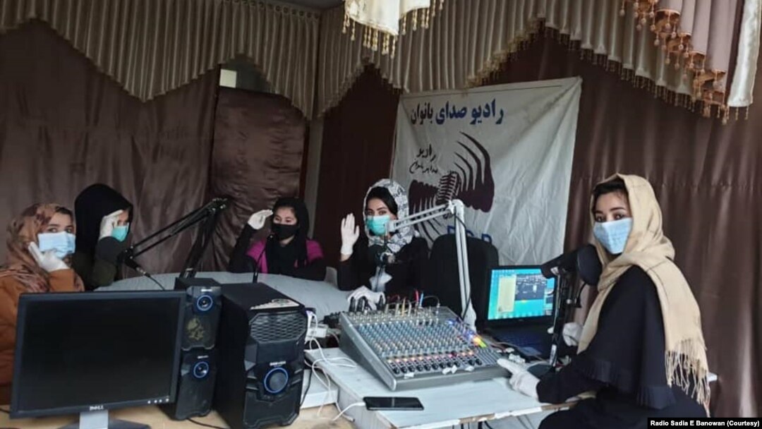 د صدای بانوان مشرې ناجیه سروش وویل چارواکو ته د لوظ ورکولو وروسته د رېډیو سټېشن د دروازې جندره (تالا) خلاصه کړی شوه او رېډیو نشریات بیا شروع کړل