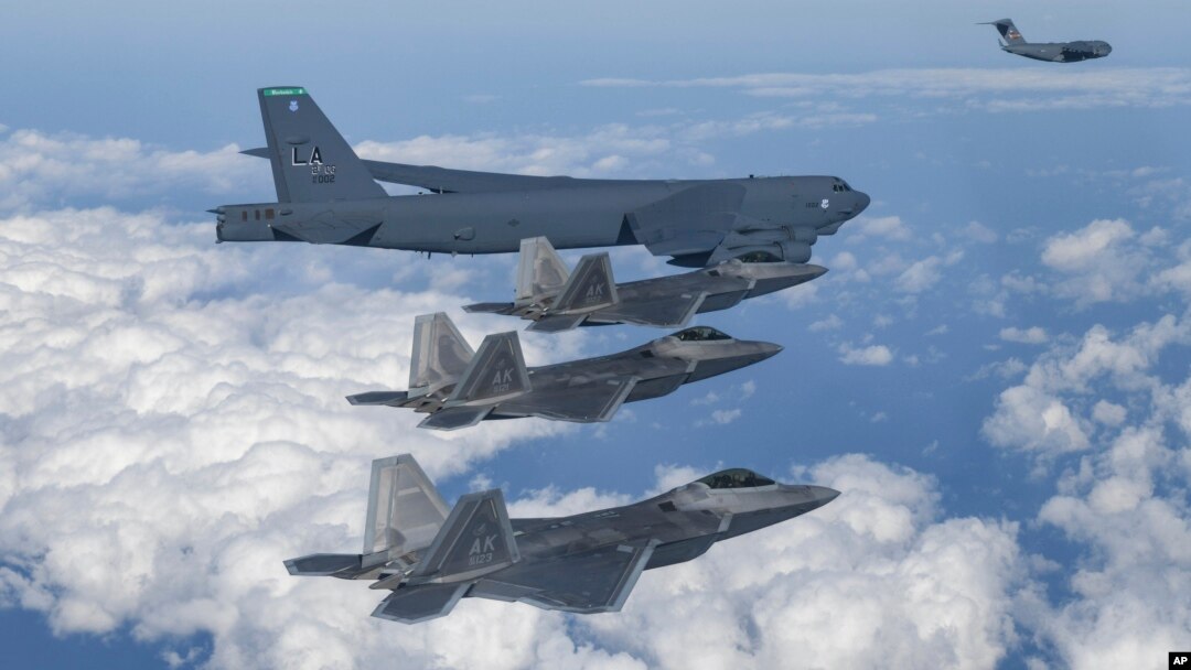 Máy bay ném bom B-52, C-17 và chiến đấu cơ F-22 của Không quân Hoa Kỳ bay qua Bán đảo Triều Tiên trong một cuộc tập trận không quân chung ở Hàn Quốc vào ngày 20/12/2022.