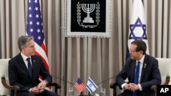 Menteri Luar Negeri AS Antony Blinken (kiri) dan Presiden Israel Isaac Herzog dalam pertemuan mereka di Kediaman Presiden di Yerusalem, Israel, Rabu, 7 Februari 2024. (AP/Mark Schiefelbein)