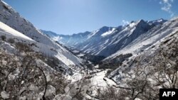 Kawasan yang berselimut salju di desa Keraman di distrik Dara, provinsi Panjshir, 19 Februari 2024. Tanah longsor yang disebabkan oleh hujan salju lebat dilaporkan telah menewaskan 25 orang dan melukai delapan lainnya di provinsi Nuristan, Afghanistan timur. (AFP)