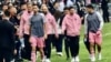 美職聯球隊國際邁阿密隊長、世界球王美斯（右二），在該隊2月4日對香港隊的友誼表演賽中缺陣，引起大批現場球迷不滿。 
