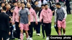 美职联球队国际迈阿密队长、世界球王美斯（右二），在该队2月4日对阵香港队的友谊表演赛中缺阵，引起大批现场球迷不满。 