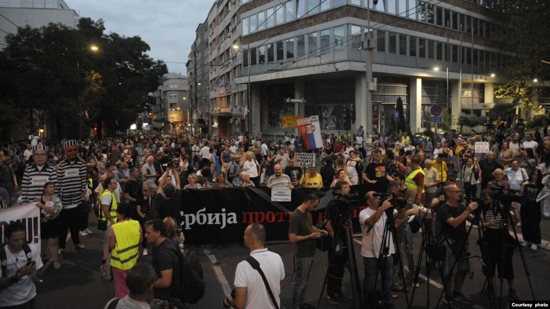 Građani ispred sedišta RTS-a, tokom 20. protesta "Srbija protiv nasilja", u Beogradu, 16. septembra 2023. (Foto: FoNet)