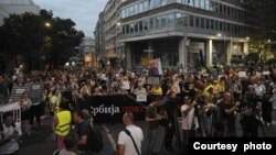 Građani ispred sedišta RTS-a, tokom 20. protesta "Srbija protiv nasilja", u Beogradu, 16. septembra 2023. (Foto: FoNet)